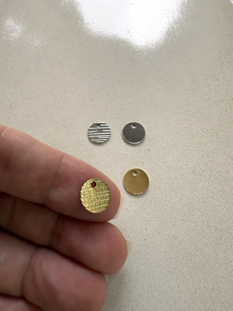 perlesetcreationbijoux - sequins rond strié acier inoxydable 10 mm argenté et doré