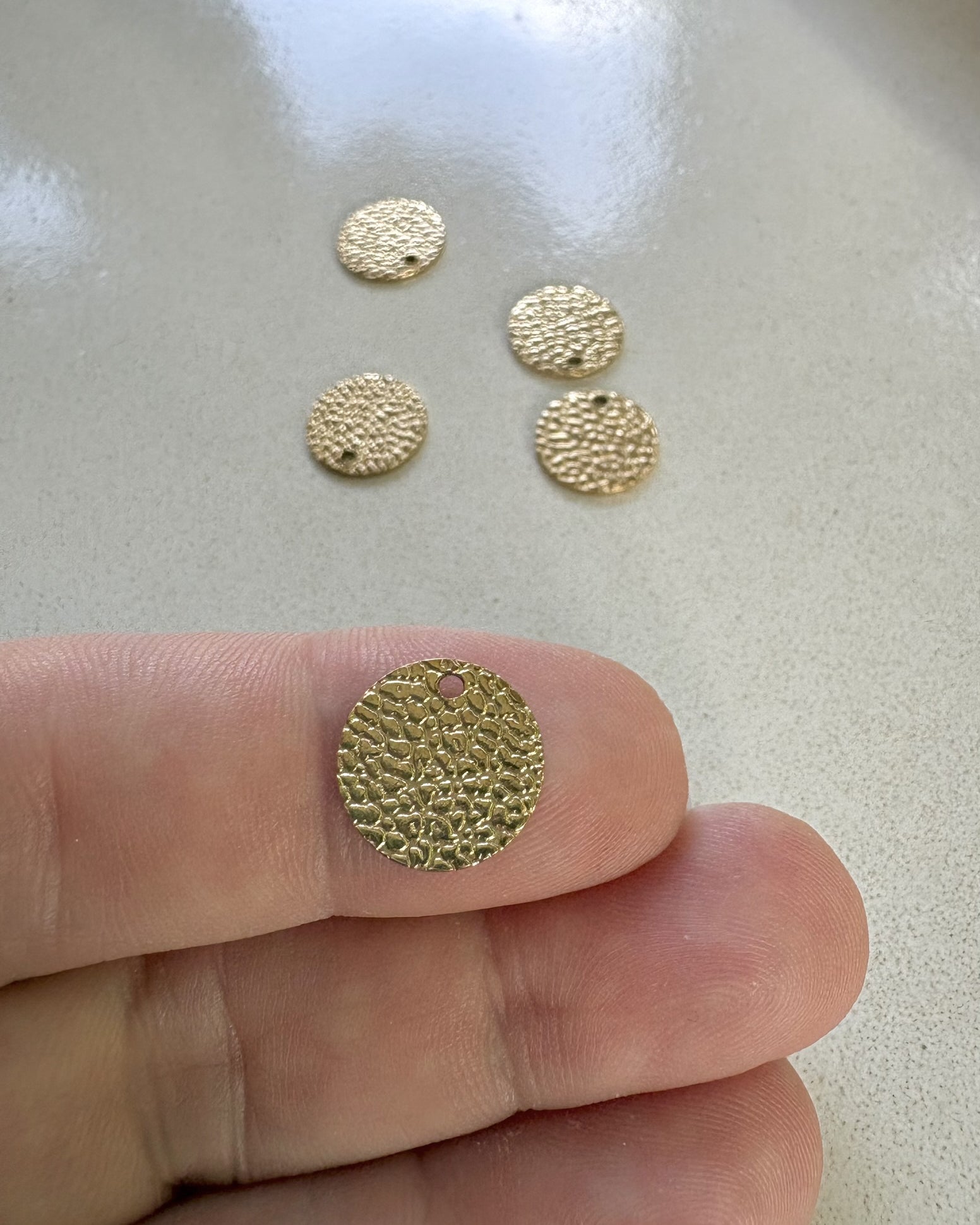 perlesetcreationbijoux - sequin rond texturé en acier inoxydable doré PVD de 12 mm
