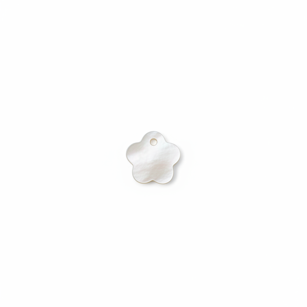 Séquin fleur nacre fond blanc