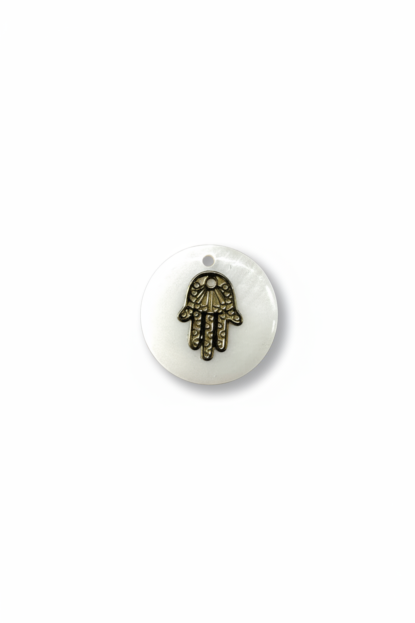 Séquin rond nacre main de Fatma dorée fond blanc v3