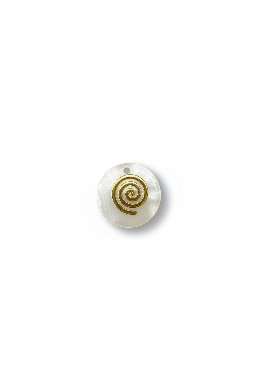 Séquin rond nacre spirale dorée fond blanc v2