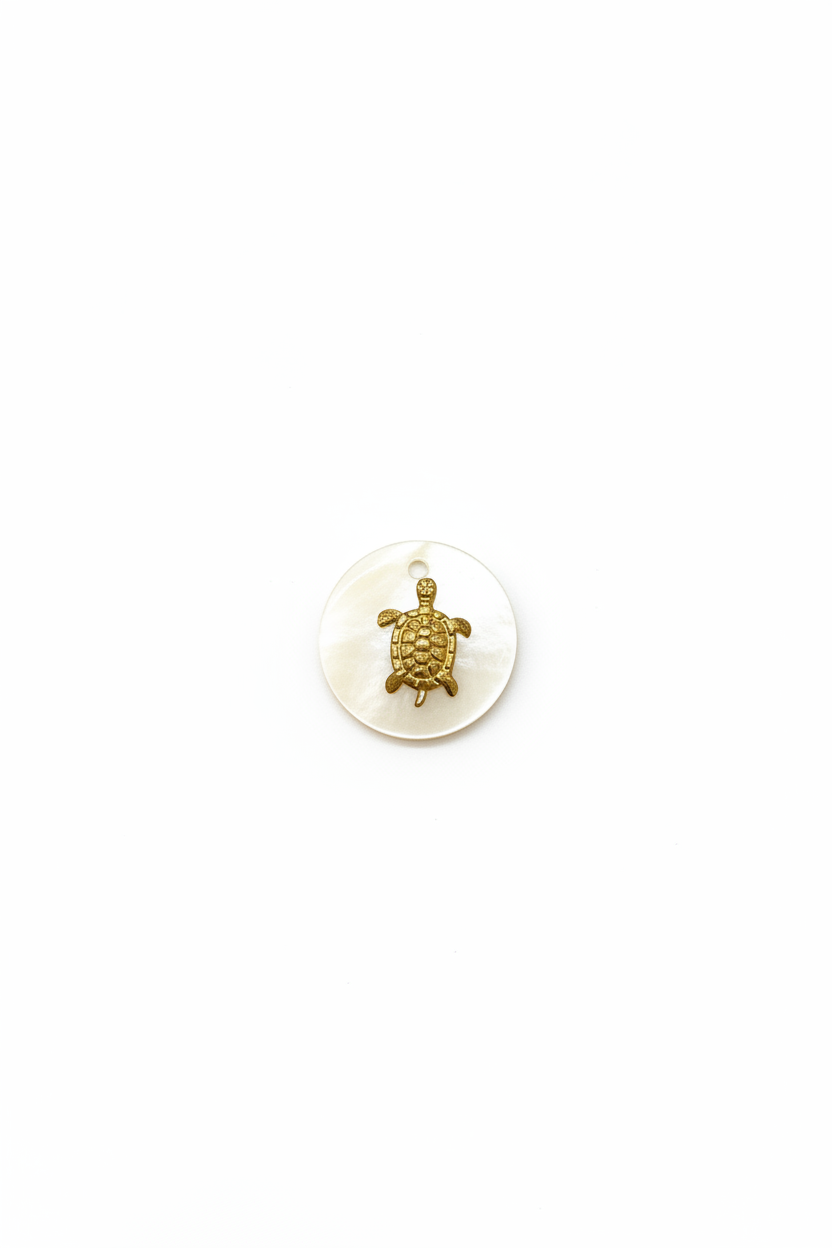 Séquin rond nacre tortue dorée fond blanc
