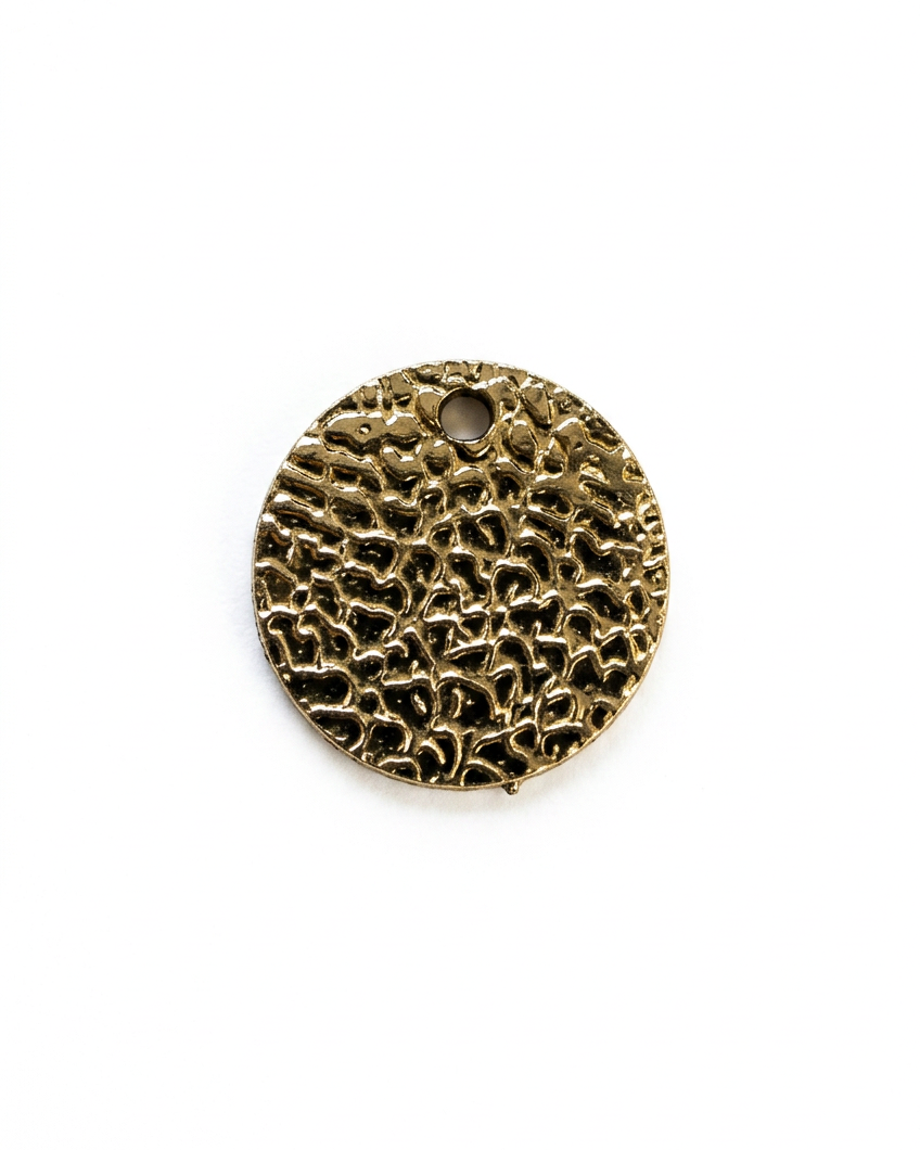 Sequin rond doré texturé sur fond blanc